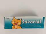 un chat orange assis sur un tube de dentifrice