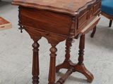 une petite table avec un plateau en bois dans une pièce