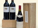 trois bouteilles de vin posées à côté d'une caisse en bois