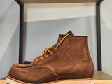 un gros plan sur une paire de bottes marron posées sur une étagère