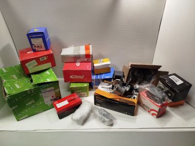 plein de cartons, les uns à côté des autres, sur le comptoir