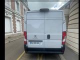 une camionnette blanche garée sur le côté de la rue