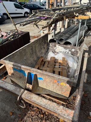 une charrette garée sur le bord de la route