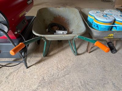 une brouette et une autre brouette dans un garage