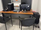 un bureau avec deux chaises et un ordinateur dessus