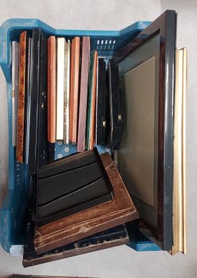 une boîte bleue remplie de livres et d'autres objets divers
