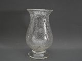 un vase en verre posé sur une table