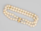 une paire de bracelets en perles et en or