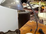 une lampe posée sur une table dans une pièce