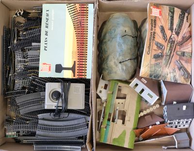 une boîte remplie d'objets divers, notamment un appareil photo et un livre