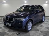 une photo d'un SUV BMW bleu garé dans un garage