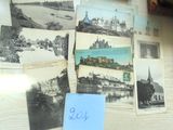 de nombreuses vieilles photos accrochées au mur de cette pièce