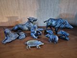 de nombreuses figurines d'animaux posées sur une table en bois
