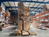 un grand entrepôt rempli de boîtes et de palettes
