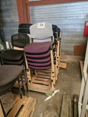 de nombreuses chaises empilées sur des palettes