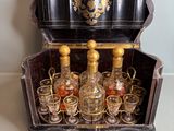 une caisse en bois contenant plusieurs verres et une bouteille