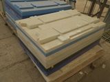plusieurs piles de cartons blancs et bleus posées sur une palette