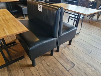 des tables et des chaises dans un restaurant, avec une étiquette de prix au dos
