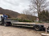 un camion équipé d'un plateau à l'arrière