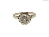 gros plan d'une bague en diamant sur fond blanc