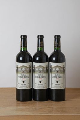 trois bouteilles de vin posées sur une table en bois