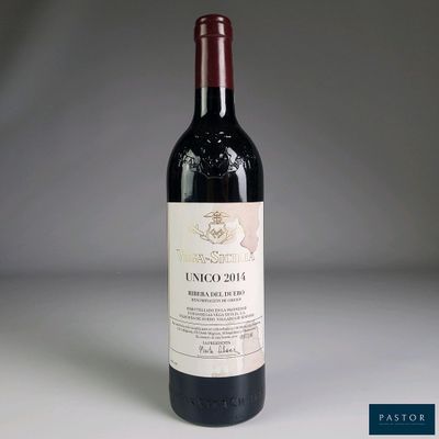 une bouteille de vin posée sur une table