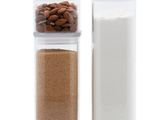 deux récipients contenant différents types d'aliments