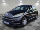 la petite voiture noire est garée dans une grande pièce
