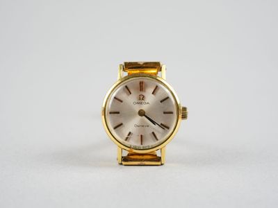 une image d'une montre en or avec des chiffres romains sur le cadran