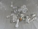 beaucoup de bouteilles en verre posées sur une table