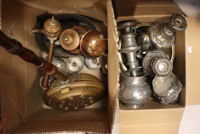 une boîte remplie d'objets anciens et récents