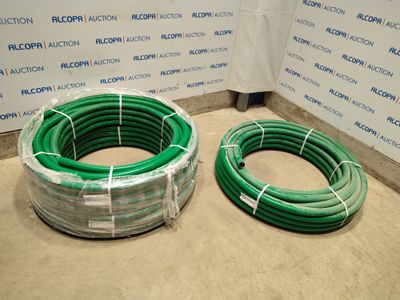 deux tuyaux verts posés par terre l'un à côté de l'autre