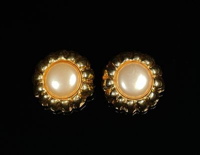 UNE LIGNE PARIS. Paire de CLIPS d'OREILLE de forme circulair…