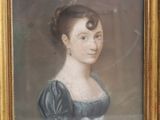 portrait d'une femme en robe bleue dans un cadre doré
