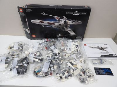 une boîte de Lego et une boîte de Lego posées sur une table
