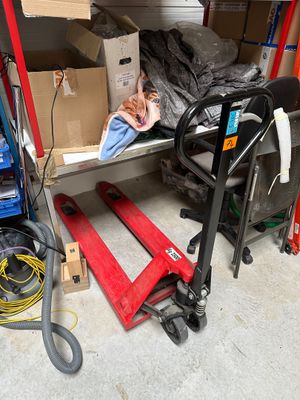 de nombreuses boîtes et de nombreux outils dans le garage, sur l'étagère