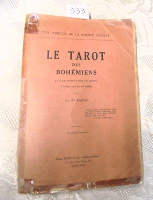 un livre posé sur une table