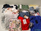 de nombreux types de vêtements différents posés sur une table blanche