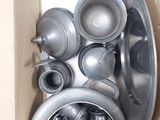 une boîte contenant tout un tas de casseroles et de poêles