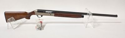 le fusil est posé sur un socle transparent, à côté d'une bouteille de vin