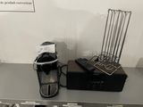 une cafetière et une télécommande posées sur une table