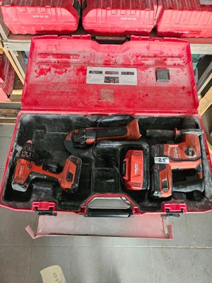une caisse à outils rouge avec des outils sur le sol