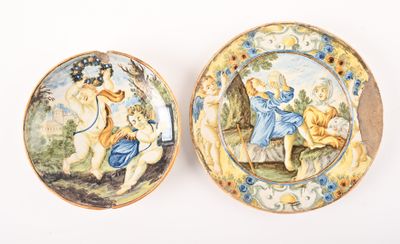 deux assiettes ornées d'une peinture sur fond blanc
