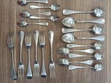 beaucoup de cuillères et de fourchettes en argent sur une table