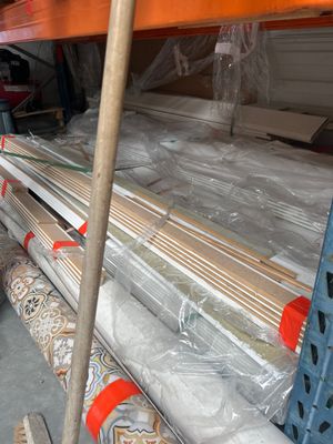 de nombreux rouleaux de bois sur les étagères de l'entrepôt