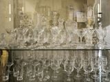 une vitrine en verre sur laquelle sont disposés de nombreux verres
