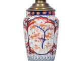 une image représentant un vase à pied doré, orné d'un motif rouge et bleu