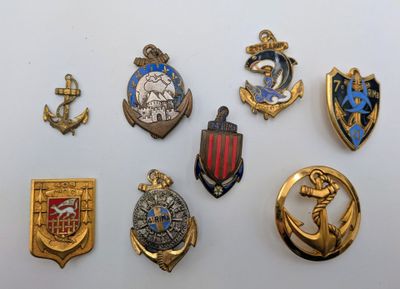 plusieurs types de badges sont présentés sur une surface blanche