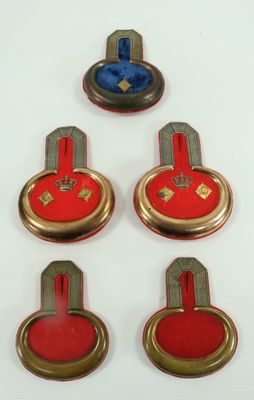 six boutons rouges et bleus bordés d'or sur un fond blanc