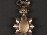 an antique silver and gold broochle with a flower design